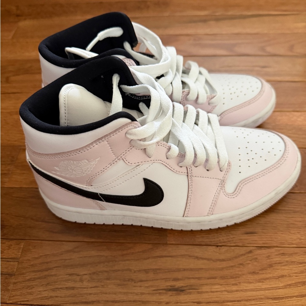Nike Air JORDAN - Black and White Sneakers